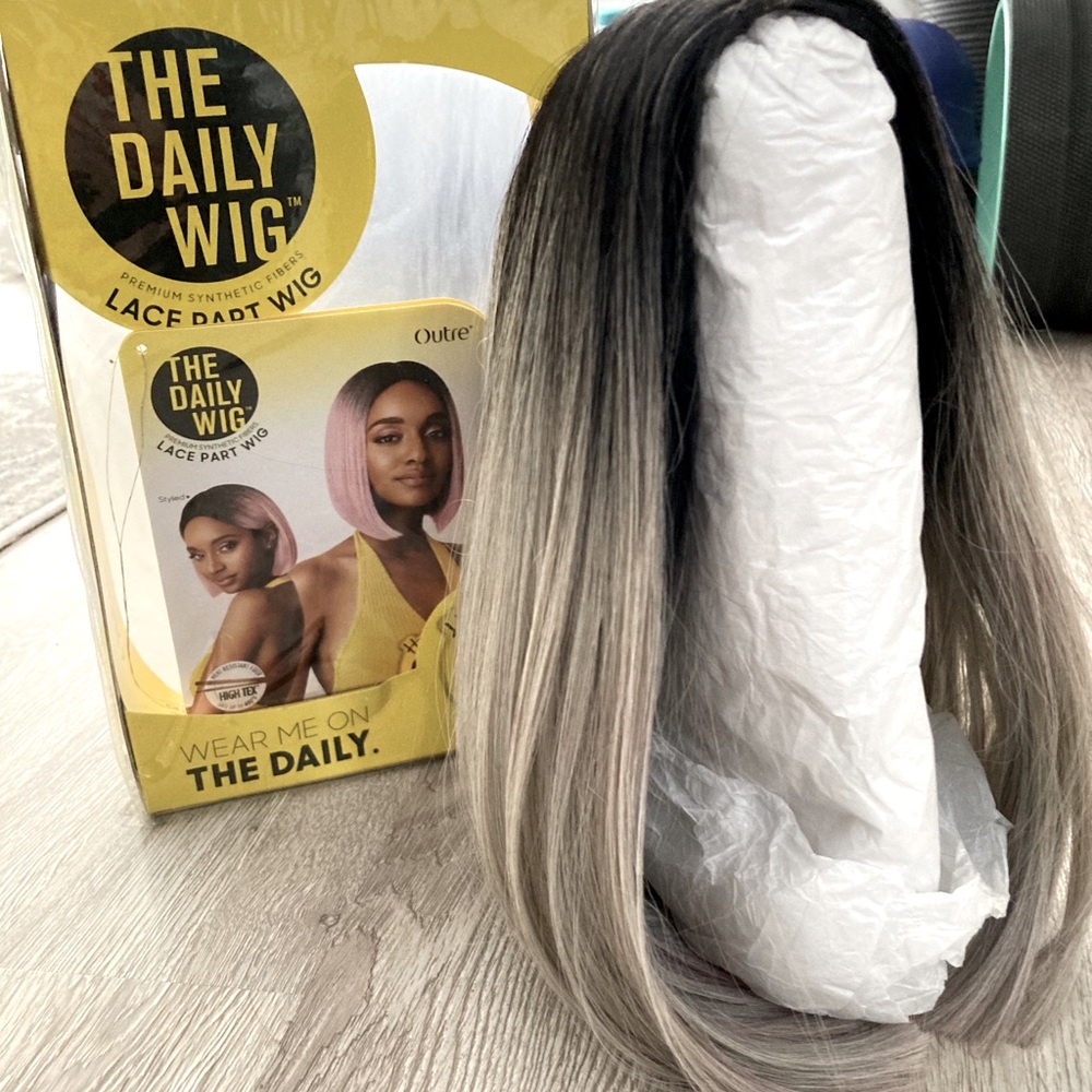 Chin length synthetic wig w/ hand-tied lace part